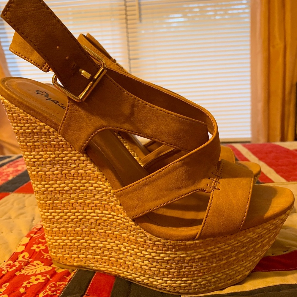 $13 🚨 End of season clearance 🚨 Platform sandals